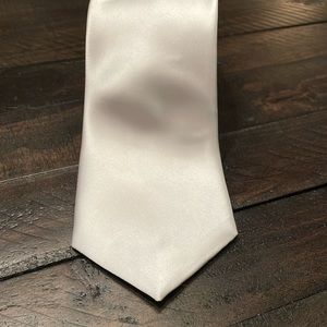 Men’s Joseph & Feiss white polyester tie.